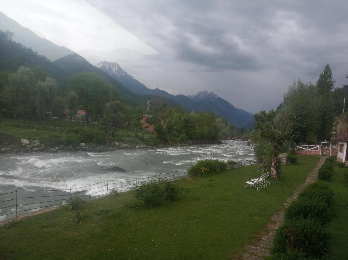 Hotel White House Pahalgam Exterior photo