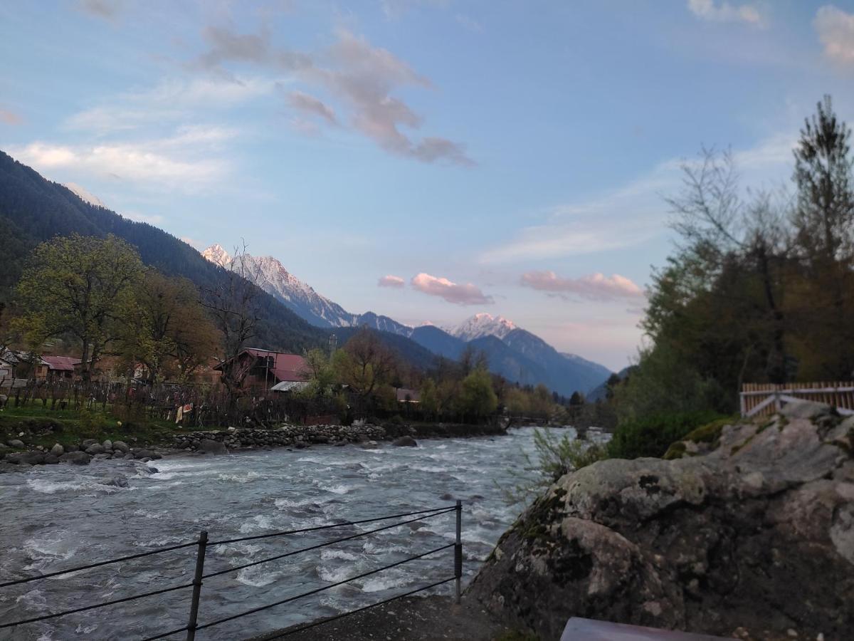 Hotel White House Pahalgam Exterior photo