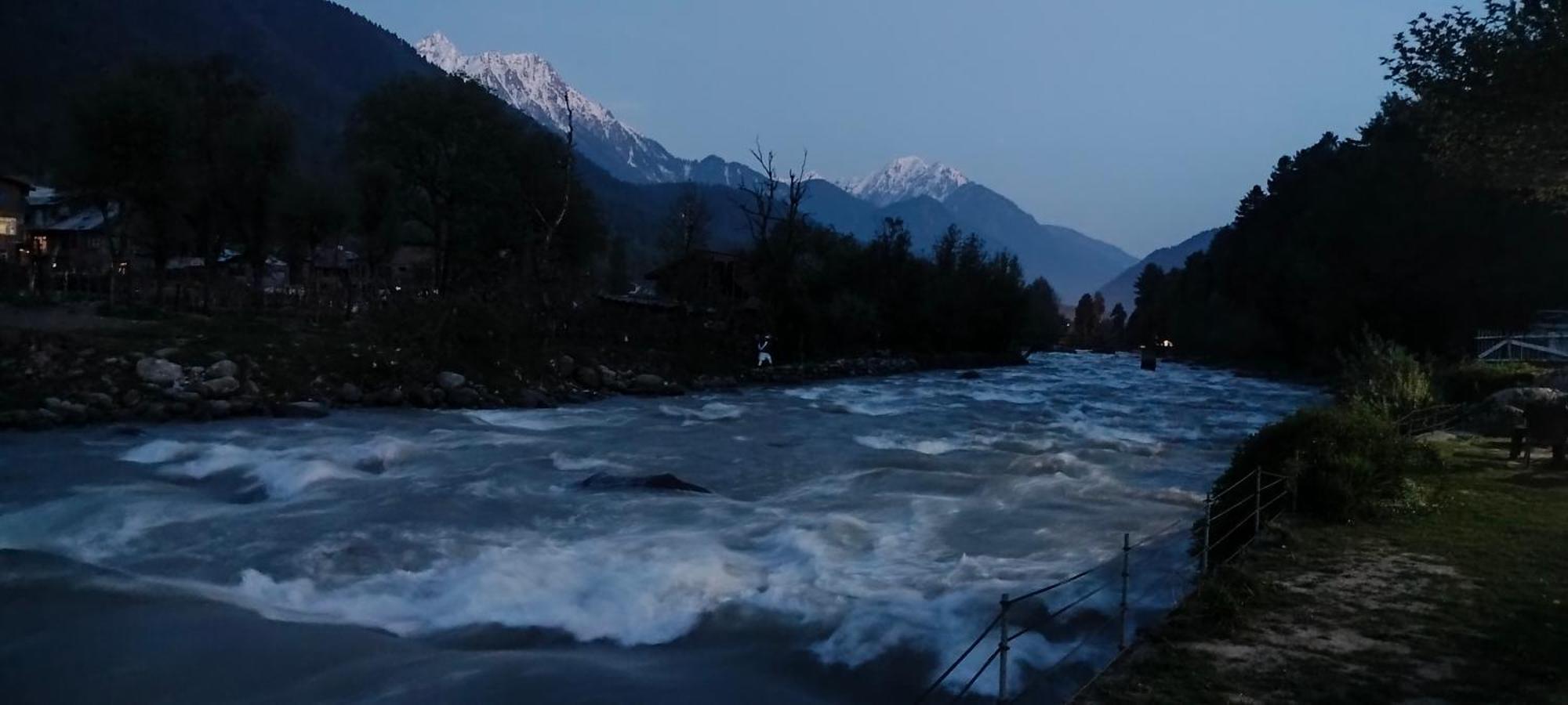 Hotel White House Pahalgam Exterior photo